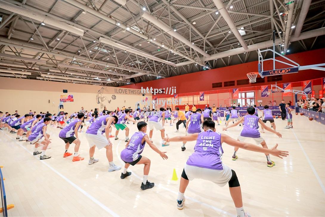 九游娱乐-落地友城大会成果 NBA萨克拉门托国王队教练团来渝开展国际青少年篮球文化交流